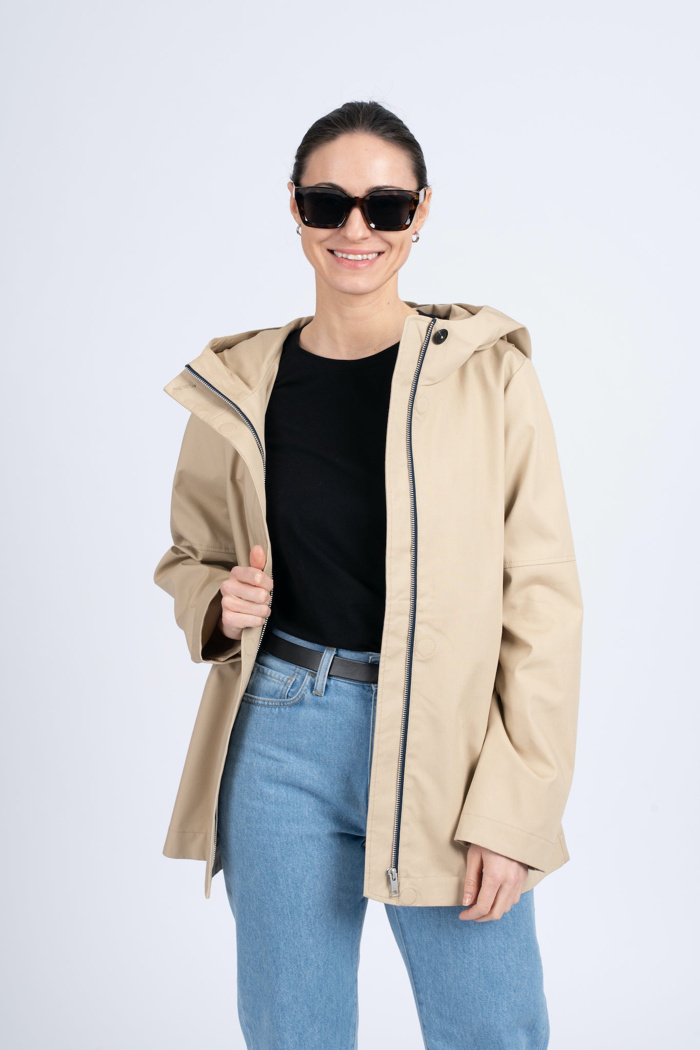 Elvine moteriška smėlio spalvos medvilninė striukė su gobtuvu, ilgos rankovės, užsegama priekyje, derinama su laisvalaikio apranga, nuotraukoje modelis su atsegta striuke