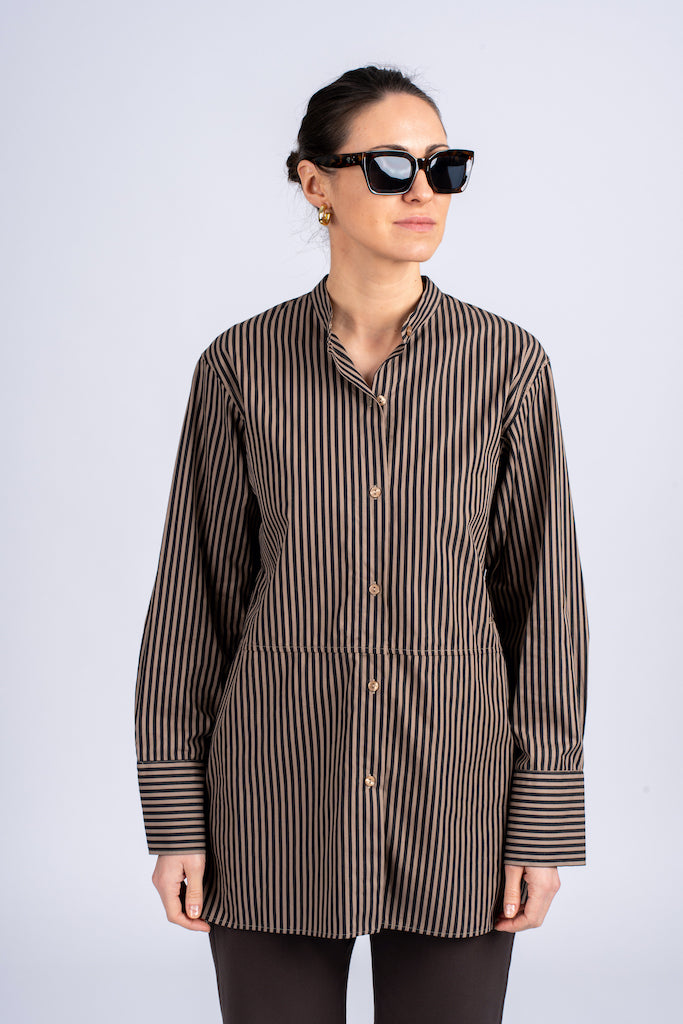 Moteriški oversized medvilniniai marškiniai su vertikaliomis juostelėmis, ilgesnio kirpimo, su sagomis, dengiantys sėdmenis, nuotraukoje modelis iš priekio, matosi detalės - rankogaliai