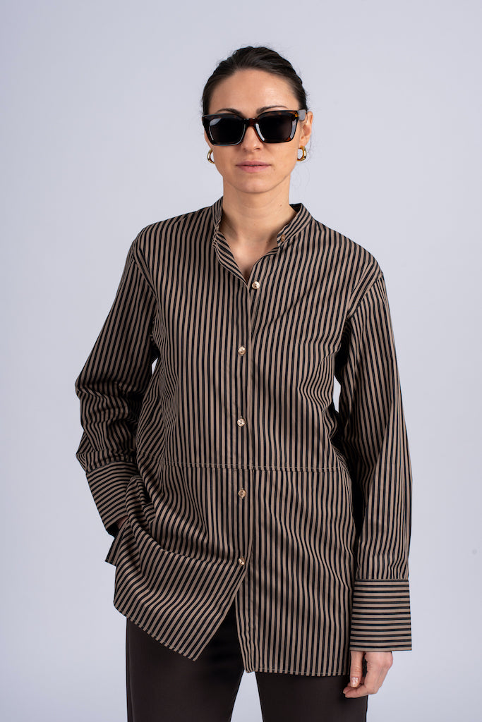 Moteriški oversized medvilniniai marškiniai su vertikaliomis juostelėmis, ilgesnio kirpimo, su sagomis, dengiantys sėdmenis, nuotraukoje modelis iš priekio