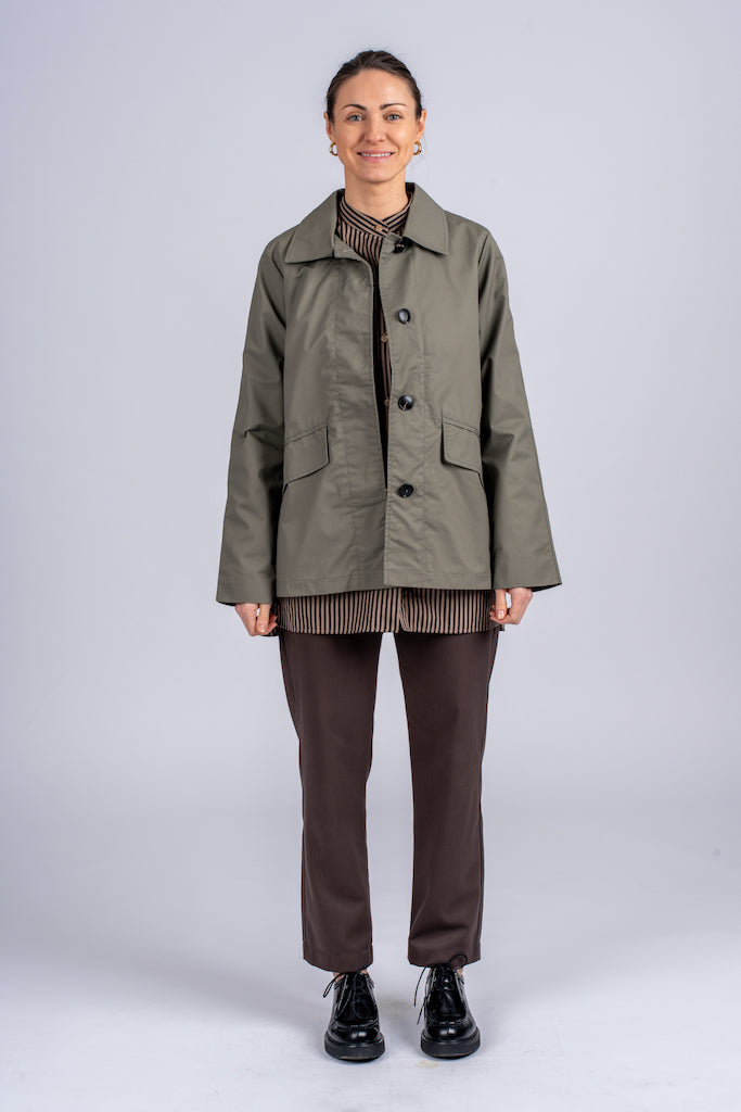 Klasikinis oversized tipo švakelis/striukė camel spalvos, vidutinio ilgio, subtiliai maskuoja sėkmenis ir suteikia kasdieniai išvaizdai modernios klasikos įvaizdį, nuotraukoje modelis iš priekio