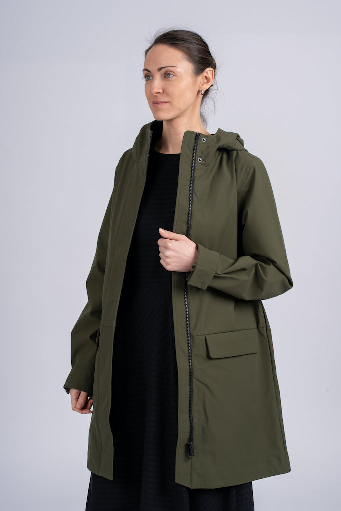 Žalia ilga Elvine moteriška striukė su gobtuvu, užsegama užtrauktuku ir spaudėmis, su kišenėmis priekyje, nuotraukoje modelis su atsegta striuke iš šono