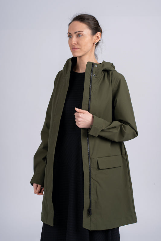 Žalia ilga Elvine moteriška striukė su gobtuvu, užsegama užtrauktuku ir spaudėmis, su kišenėmis priekyje, nuotraukoje modelis su atsegta striuke iš šono