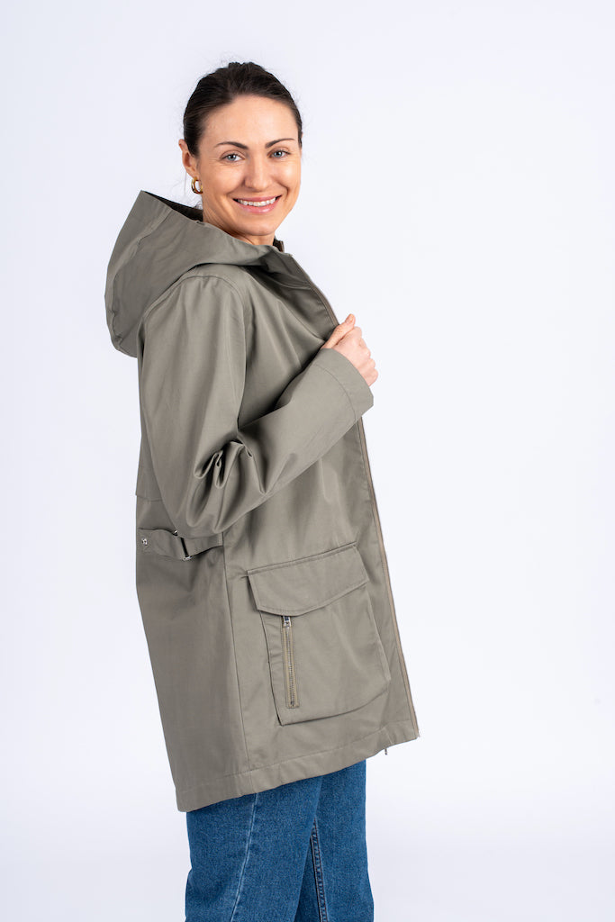 Pilkšvai žalia, moteriška striukė su gobtuvu, užtrauktuku ir didelėmis priekinėmis kišenėmis, nuotraukoje modelis iš šono