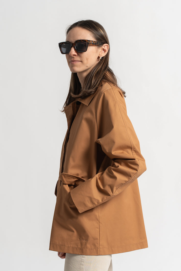 Klasikinis oversized tipo švakelis/striukė camel spalvos, vidutinio ilgio, subtiliai maskuoja sėkmenis ir suteikia kasdieniai išvaizdai modernios klasikos įvaizdį, nuotraukoje modelis iš šono