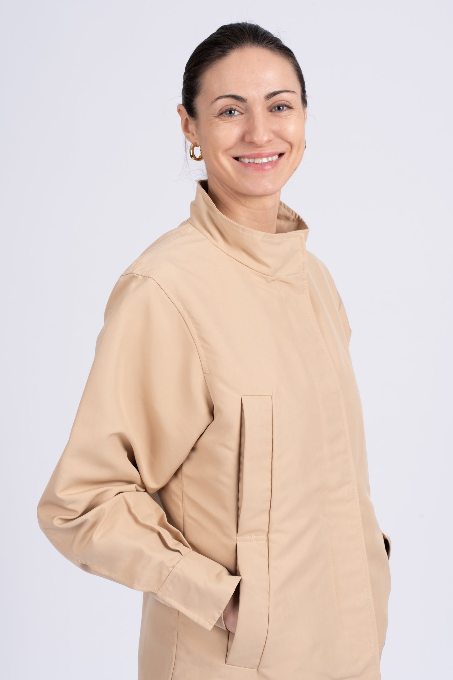 Moteriška smėlio spalvos ELVINE striukė su užsegimu, derinama su juodomis kelnėmis ir bateliais ir kitais laisvalaikio drabužiais, nuotraukoje modelis su striuke