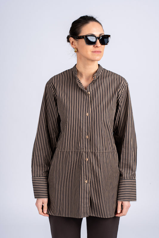 Moteriški oversized medvilniniai marškiniai su vertikaliomis juostelėmis, ilgesnio kirpimo, su sagomis, dengiantys sėdmenis, nuotraukoje modelis iš priekio, matosi detalės - rankogaliai
